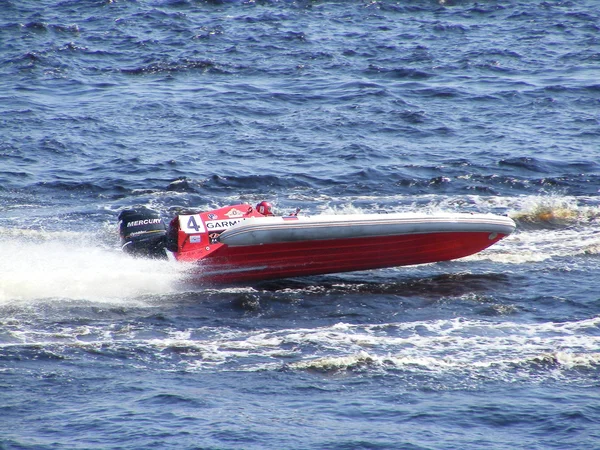 RIGA, LATVIA - 24 DE JULHO: Corrida de barco inflável rígida "Seis horas de Riga" em Riga, Letônia, em 24 de julho de 2010 . — Fotografia de Stock