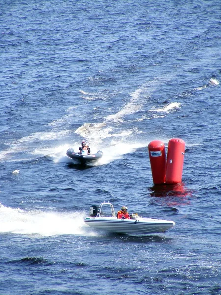 RIGA, LETTONIA - 24 LUGLIO: Rigida gara di barche gonfiabili "Sei ore di Riga" a Riga, Lettonia, il 24 luglio 2010 . — Foto Stock