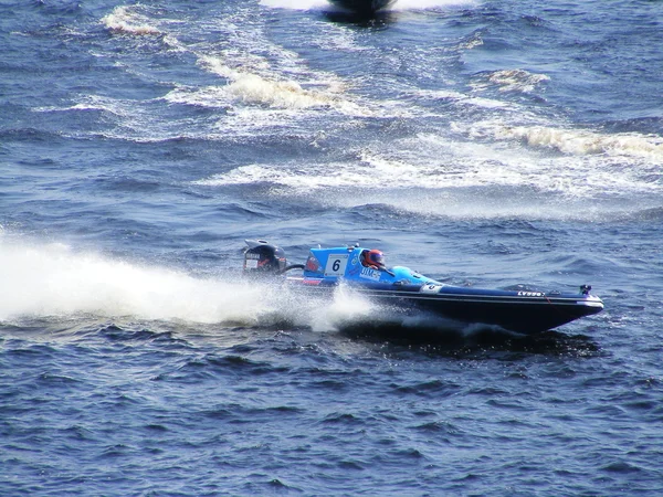 Riga, Letland - 24 juli: rigide opblaasbare boot race "zes uur van riga" in riga, Letland, op 24 juli 2010. — Stockfoto