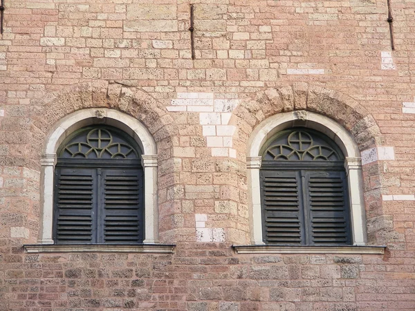 Duas janelas na igreja de São Pedro — Fotografia de Stock