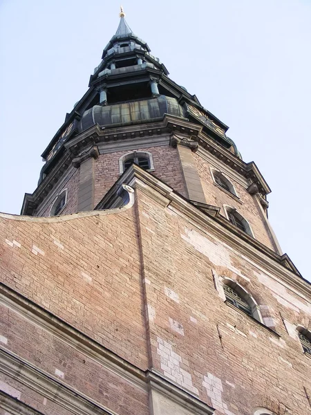 Kirchturmspitze der Peterskirche in Riga, Lettland — Stockfoto