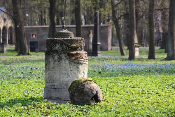 Restos de estátua antiga no cemitério abandonado — Fotografia de Stock