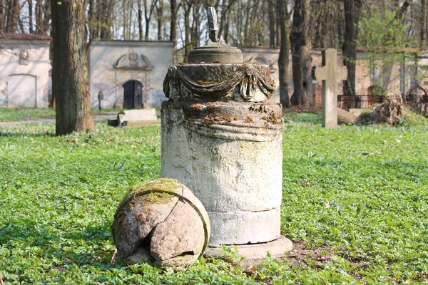 Überreste einer alten Statue auf dem verlassenen Friedhof — Stockfoto