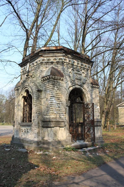 Antiguo entierro en cementerio abandonado —  Fotos de Stock