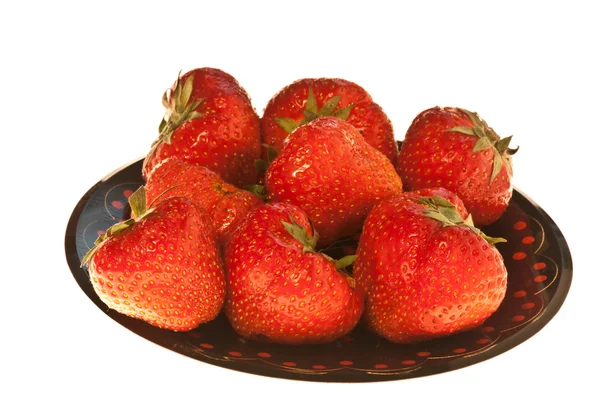 Erdbeeren auf einem Teller im russischen Stil — Stockfoto
