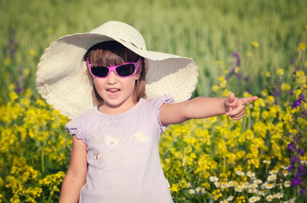 菜の花畑で笑顔の女の子 — ストック写真