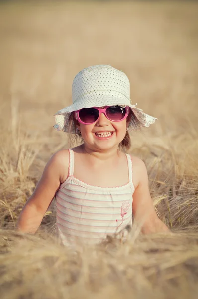 Happy girl walking in the field — Stockfoto