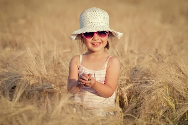 Happy girl walking in the field — Stockfoto