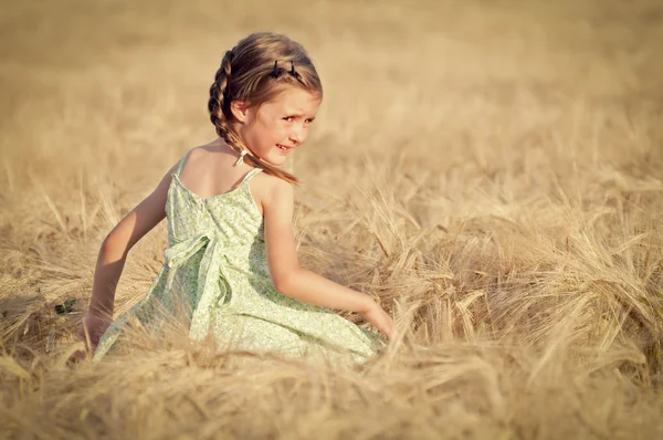 Menina feliz andando no campo — Fotografia de Stock