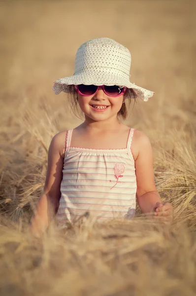 Menina feliz no campo — Fotografia de Stock