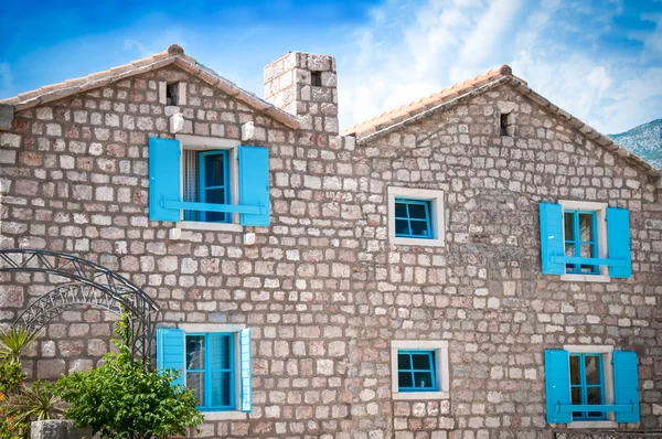 Modré okno na skalní stěny — Stock fotografie