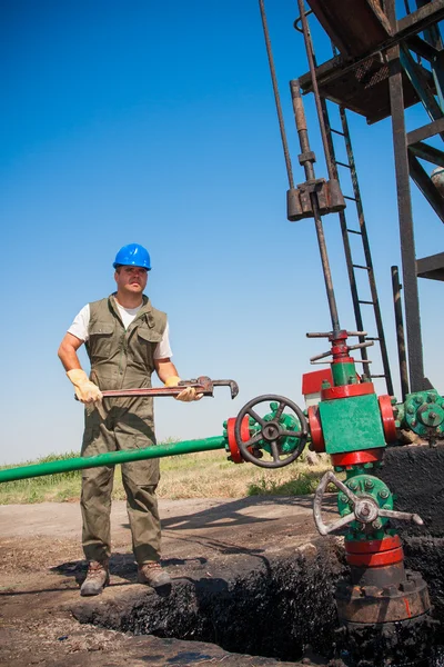 Pompa olio controllo operatore petrolifero — Foto Stock