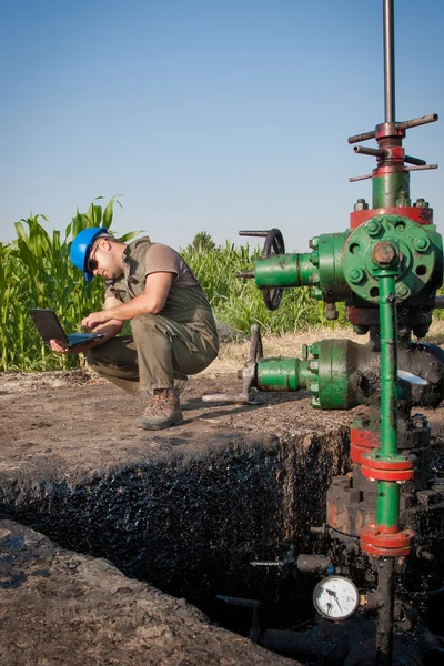 Olej pracownik sprawdzanie pompy oleju — Zdjęcie stockowe