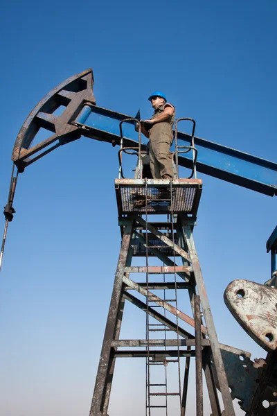 石油工人检查油泵 — 图库照片