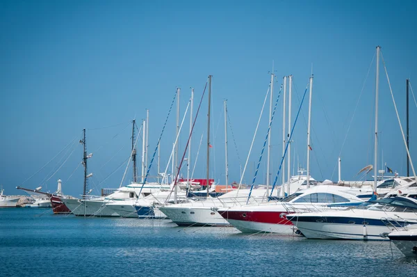 Морской порт с роскошными яхтами — стоковое фото