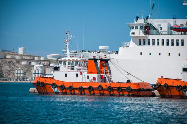 Yaklaşıyor ve yolcu teknesi, römorkör — Stok fotoğraf