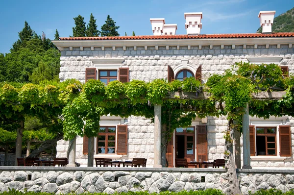 Traditional Adriatic house in Montenegro — Stock Photo, Image