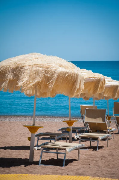Umbrellas at beach — Stock Photo, Image