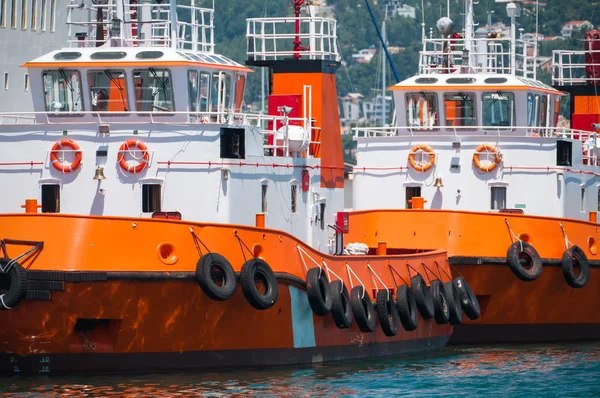 Sleepboot in de boot nadert en passagier — Stockfoto