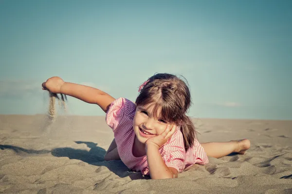 Αξιολάτρευτο μικρό κορίτσι σε μια αμμώδη παραλία — Φωτογραφία Αρχείου