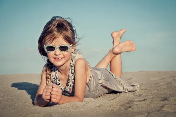 Adorable niña en una playa de arena — Foto de Stock
