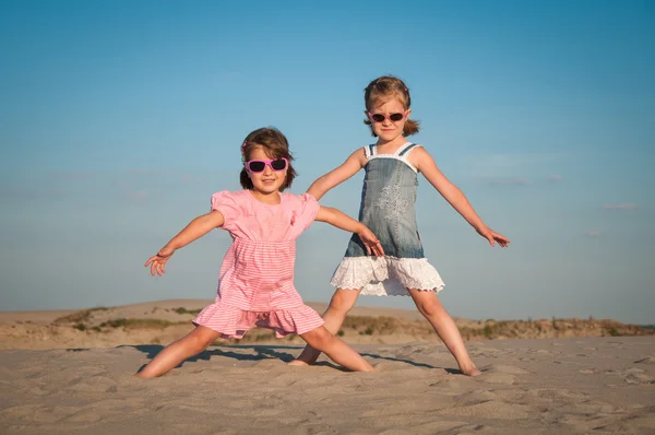 在沙滩上的两个小女孩 — 图库照片
