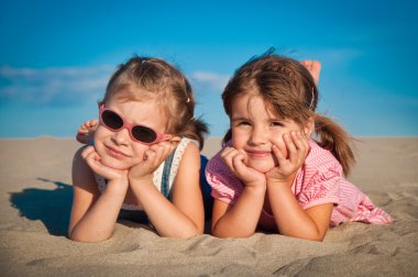 kumlu sahilde iki küçük kız