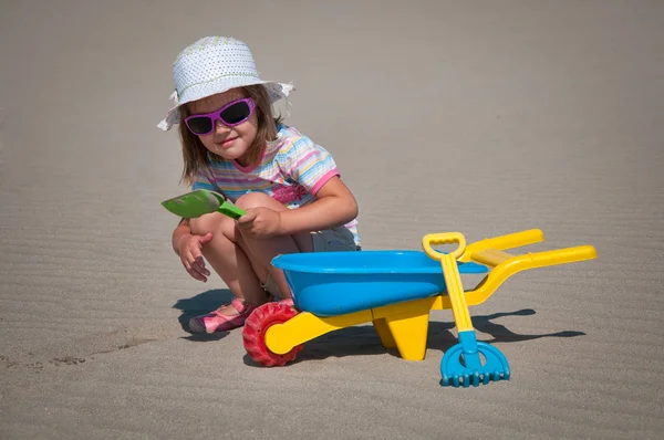 Menina adorável em uma praia de areia — Fotografia de Stock