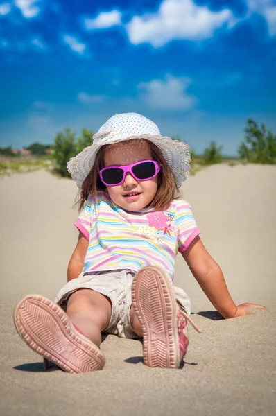 Entzückendes kleines Mädchen an einem Sandstrand — Stockfoto