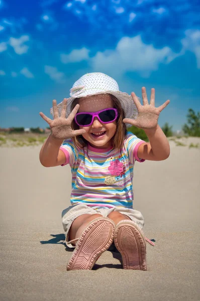 Αξιολάτρευτο μικρό κορίτσι σε μια αμμώδη παραλία — Φωτογραφία Αρχείου
