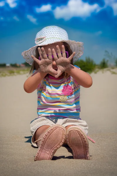 Menina adorável com brinquedos de praia em férias — Fotografia de Stock