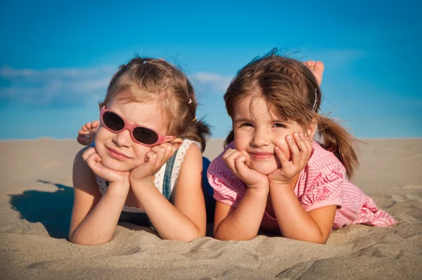 Δύο μικρά κορίτσια στην αμμουδιά — Φωτογραφία Αρχείου