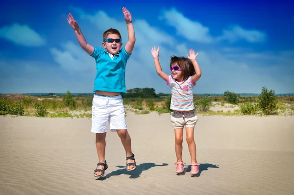 Очаровательная девочка и мальчик играют на песчаном пляже — стоковое фото