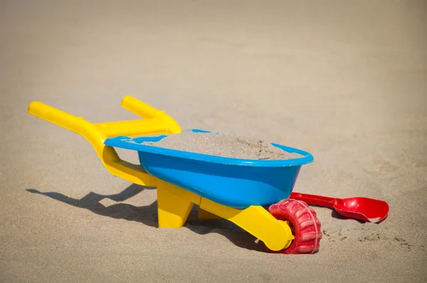 रेत में प्लास्टिक खिलौने — स्टॉक फ़ोटो, इमेज
