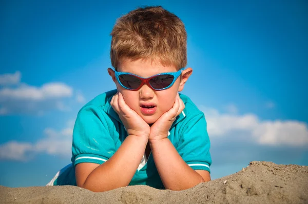 Bedårande liten pojke spelar på sandstranden — Stockfoto