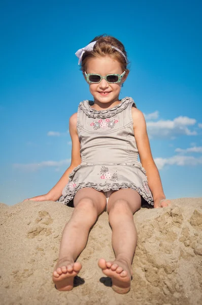 Adorabile bambina su una spiaggia di sabbia — Foto Stock