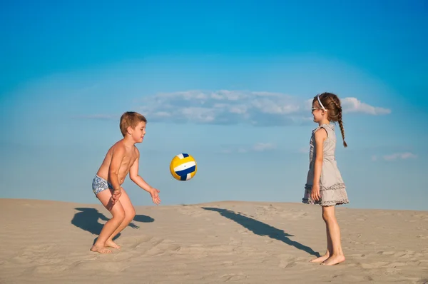 Очаровательная девочка и мальчик играют на песчаном пляже — стоковое фото