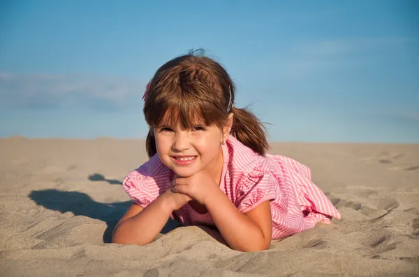 可爱的小女孩，在沙滩上 — 图库照片