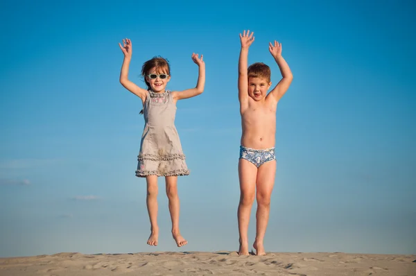 Rozkošná holčička a kluk hraje na písečné pláži — Stock fotografie