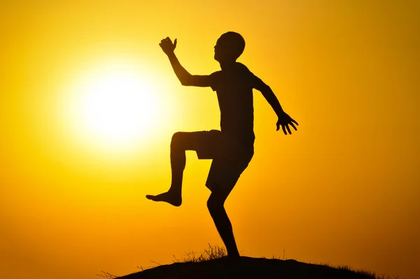 Homem no pôr do sol salto — Fotografia de Stock