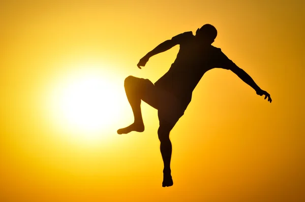 日落跳跃的男人 — 图库照片