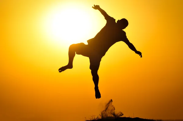 L'uomo al tramonto salta — Foto Stock