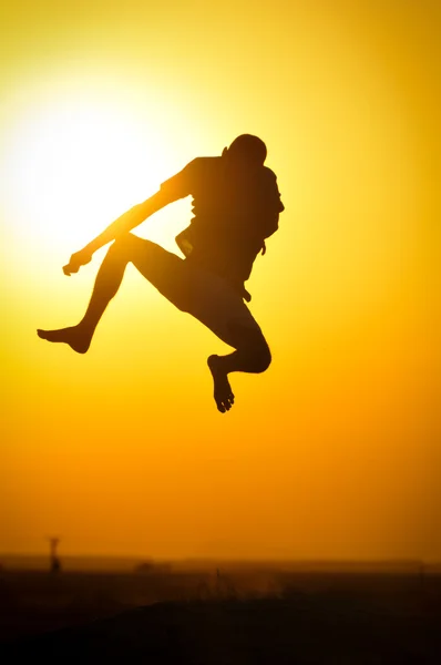 Man in de zonsondergang sprong — Stockfoto