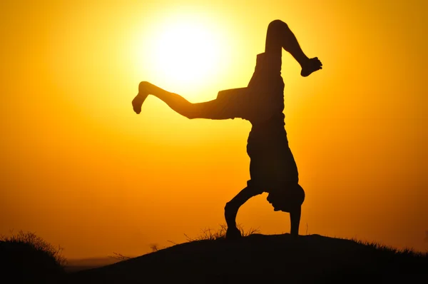 Man in the sunset jump — Stock Photo, Image