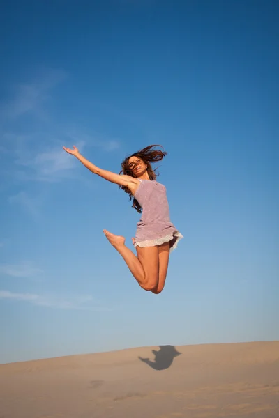 Junges Mädchen springt — Stockfoto
