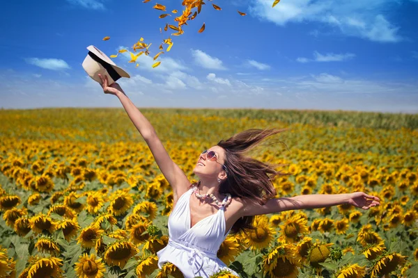 Молодая женщина в поле красоты с подсолнухами — стоковое фото