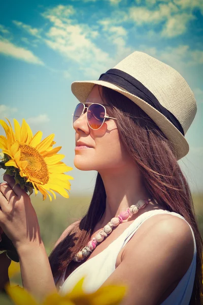 Young woman in beauty field with sunflowers — Stock Photo, Image