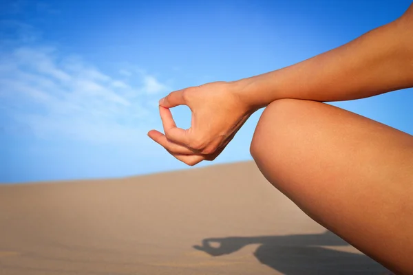 Slim legs on the beach — Stockfoto
