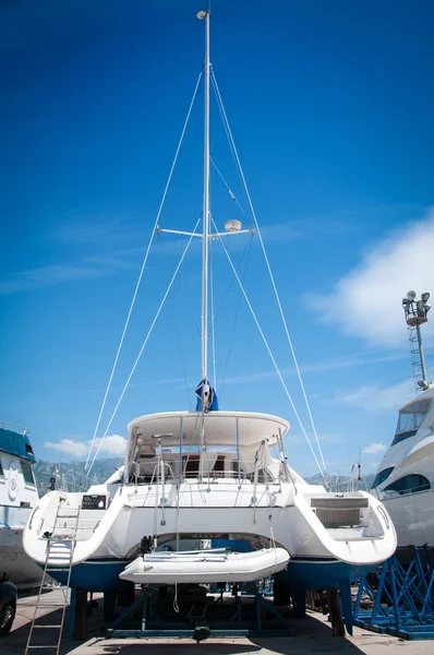 Lyxig yacht underhåll på marina — Stockfoto