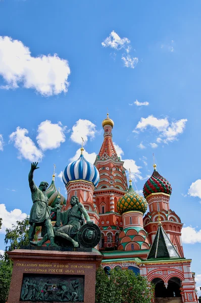Monument to Minin and Pozharsky and St. Basil's Cathedral on the background of blue sky. Red Square. The Kremlin, Moscow — Stock Photo, Image